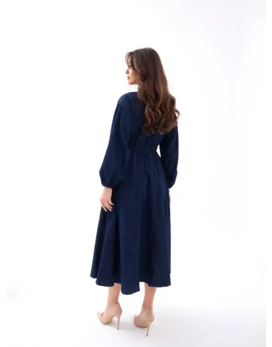 Omarı Mavi Kot Elbise: Tarzınıza Modern Bir Dokunuş