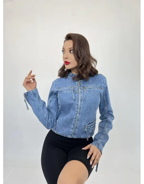 Omarı Modern Tarzıyla Dikkat Çeken Mavi Kot Ceket