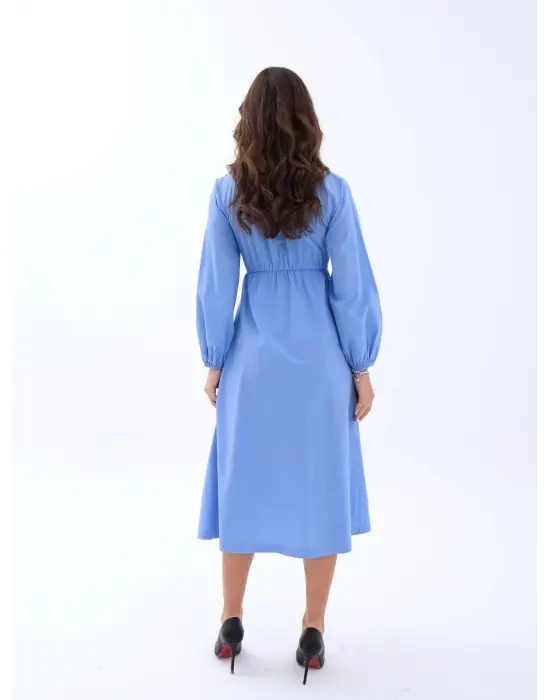 Omarı Şık ve Zarif Koyu Mavi Elbise