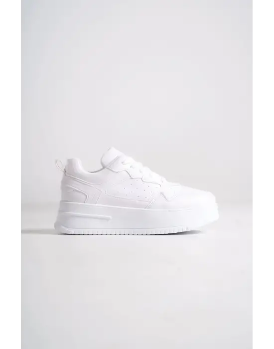 Rahat Bağcıklı Beyaz Spor Ayakkabı