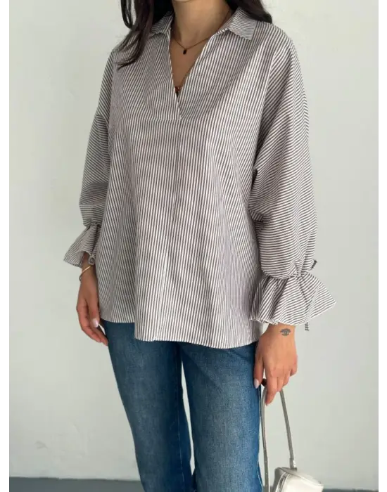 Arkası Asimetrik Yırtmaç Kesim Detaylı Cizgili Bluz Gömlek - Gri