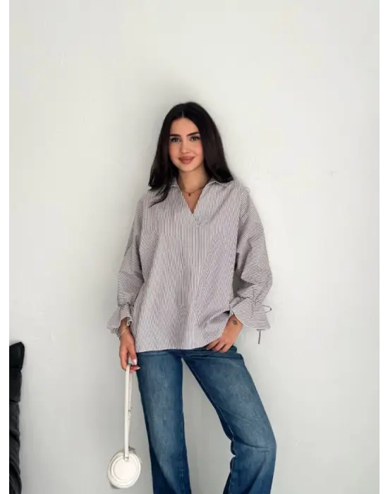 Omarı Asimetrik Yırtmaç Detaylı Gri Çizgili Bluz Gömlek