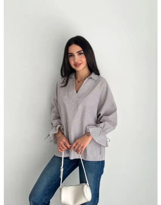 Arkası Asimetrik Yırtmaç Kesim Detaylı Cizgili Bluz Gömlek - Gri