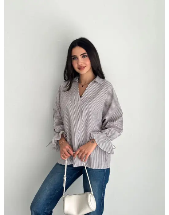 Omarı Asimetrik Yırtmaç Detaylı Gri Çizgili Bluz Gömlek
