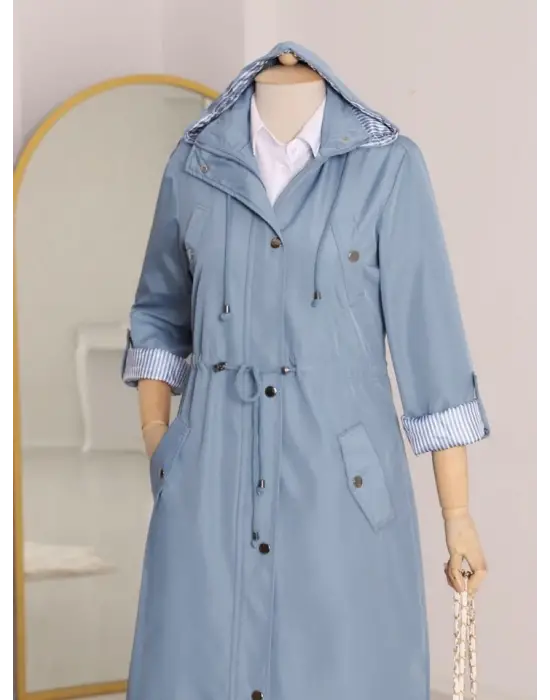 Omarı Şıklığı ve Zarafeti Bir Arada Sunan Mavi Trençkot