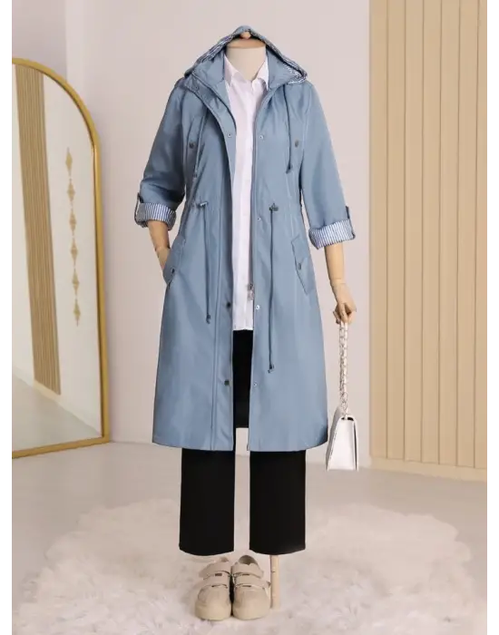 Omarı Şıklığı ve Zarafeti Bir Arada Sunan Mavi Trençkot