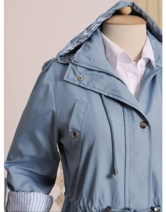 Omarı Şıklığı ve Zarafeti Bir Arada Sunan Mavi Trençkot