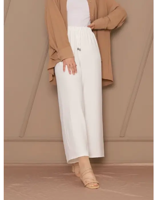 Omarı Bol Paça Beli Lastikli Beyaz Pantolon