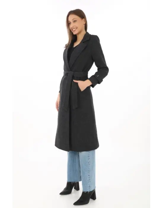 Balık Sırtı Kaşe Kaban – Uzun Boy Kruvaze Yaka Kuşaklı Astarlı Kışlık Tesettür Kaban, Yünlü Dokuma Kaşmir Kumaş, Cepli Rahat Oversize Kalıp Şık Modern Kaban Mont Modeli (Günlük Ve Özel Gün Kombinlerine Uygun) - Siyah