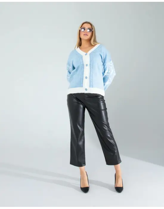 Omarı Yumuşak ve Şık Mavi Triko Hırka