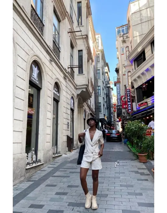 Bej Ceket Ve Şort Takım