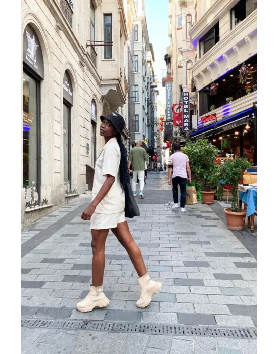 Bej Ceket Ve Şort Takım