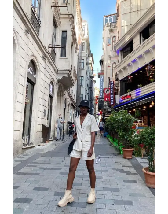 Bej Ceket Ve Şort Takım