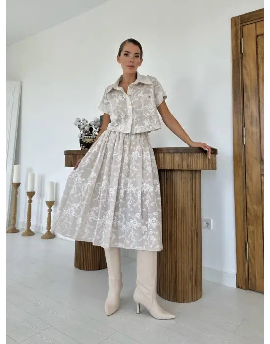 Bej Gömlek Ve Etek Takım