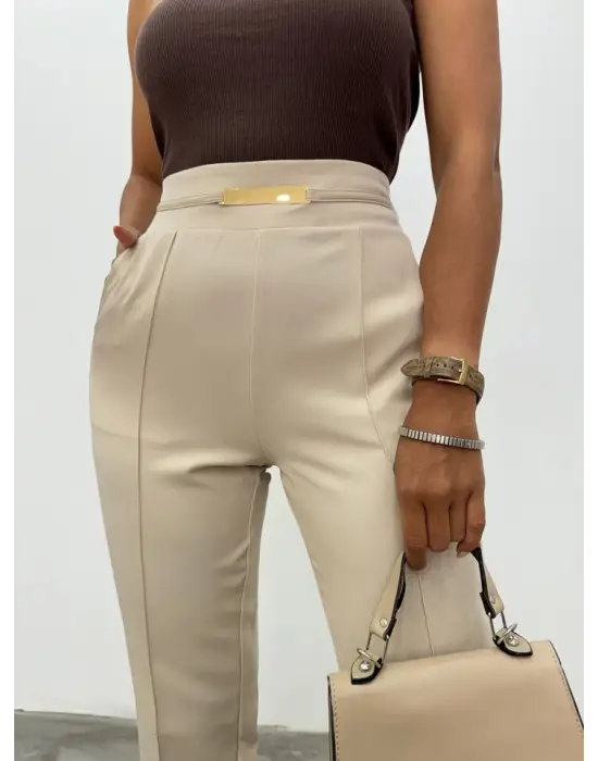 Omarı Beli Lastikli Cepli Metal Detaylı Bej Pantolon