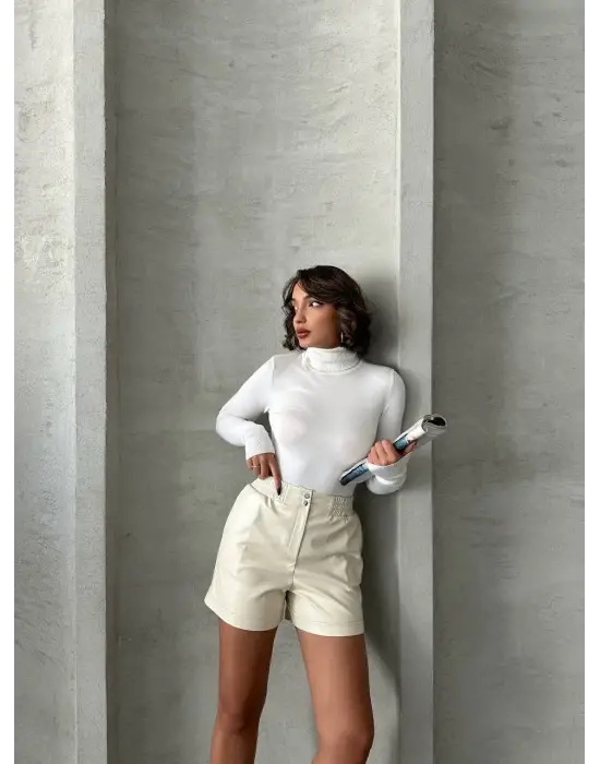 Beli lastikli çıtçıtlı deri şort krem w241007