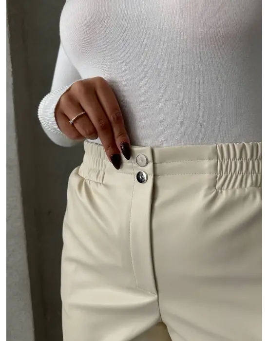 Beli lastikli çıtçıtlı deri şort krem w241007