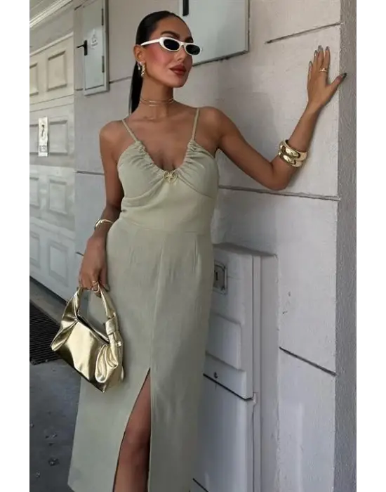 Omarı Modern Tarzda Yırtmaçlı Elbise