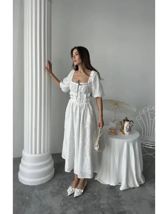 Omarı Zarif Beyaz Dantelli Elbise