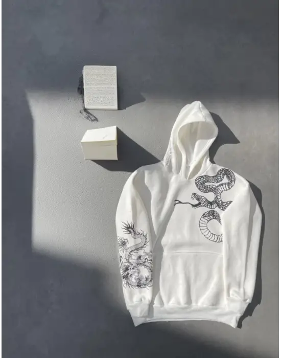 Omarı Rahat ve Şık Beyaz Baskılı Sweatshirt