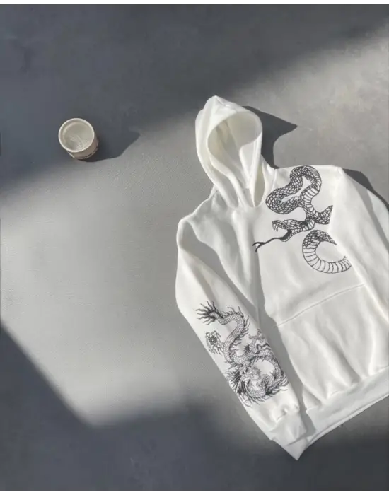 Omarı Rahat ve Şık Beyaz Baskılı Sweatshirt