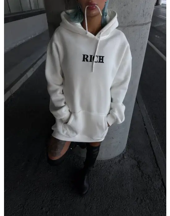 Omarı Beyaz Kapşonlu Göğüs Baskılı Sweatshirt