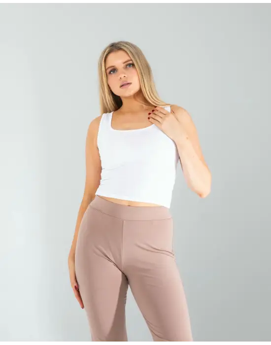 Omarı Sadelikte Şıklık: Beyaz Kare Yaka Bluz