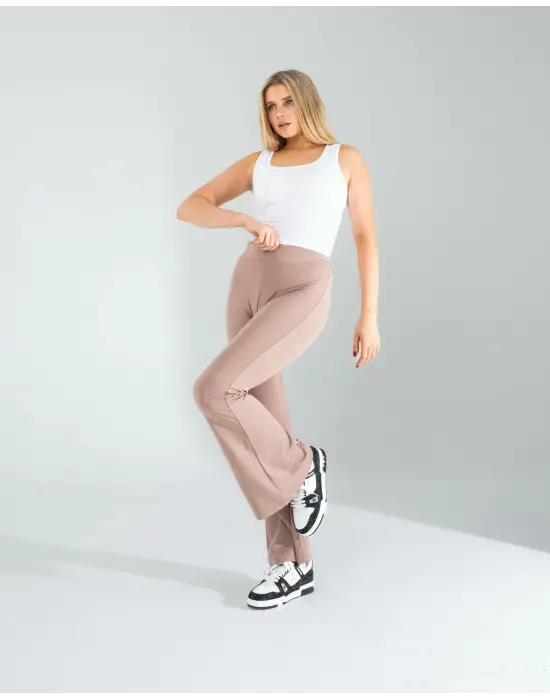 Omarı Sadelikte Şıklık: Beyaz Kare Yaka Bluz