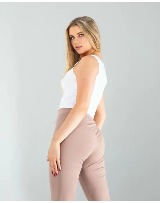 Omarı Sadelikte Şıklık: Beyaz Kare Yaka Bluz