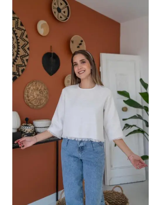 Beyaz Püskül Detaylı Bluz