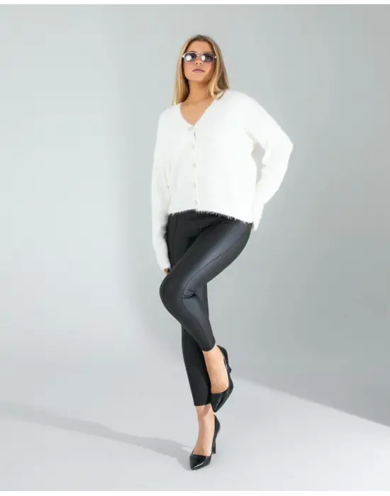 Omarı Yumuşak Dokulu Beyaz Triko Hırka