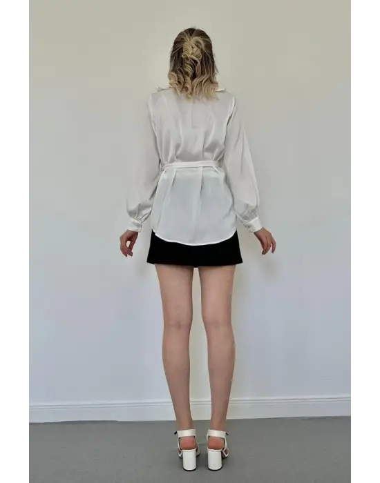 Omarı Etkileyici Beyaz Fırfırlı Saten Gömlek