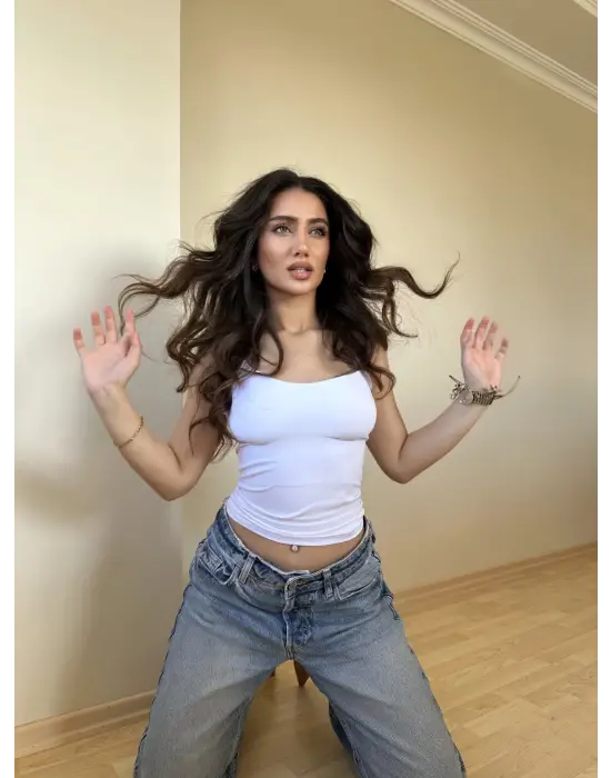 Omarı Rahat ve Şık Beyaz İp Askılı Bluz