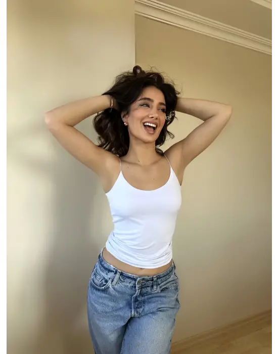 Omarı Rahat ve Şık Beyaz İp Askılı Bluz