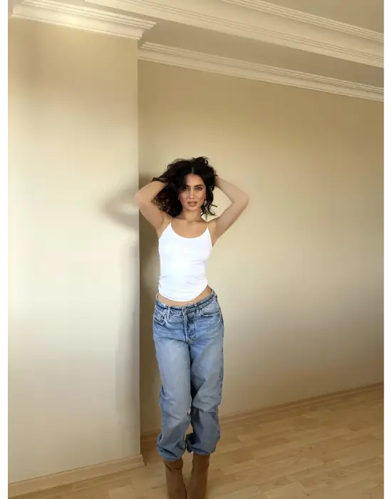 Omarı Rahat ve Şık Beyaz İp Askılı Bluz