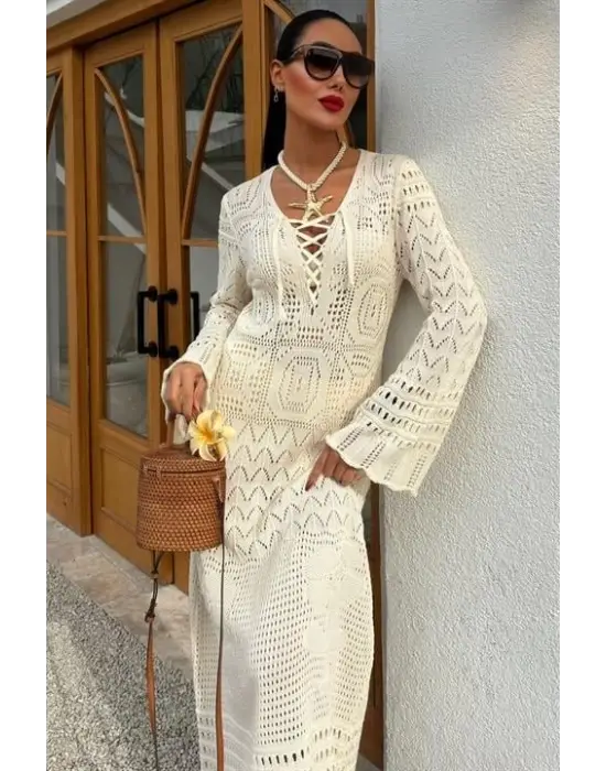 Omarı Zarif Detaylarıyla Dikkat Çeken Elbise