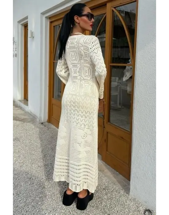 Omarı Zarif Detaylarıyla Dikkat Çeken Elbise