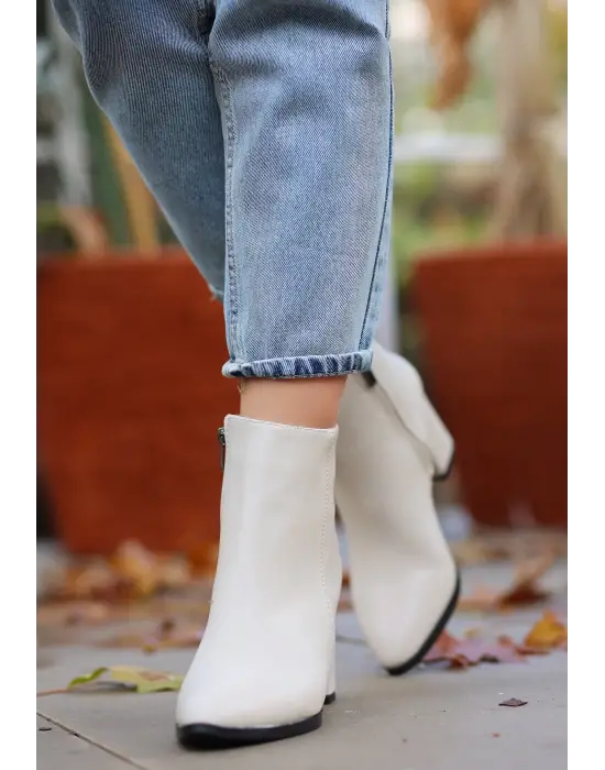 Omarı Yumuşak Dokulu Bej Topuklu Bot