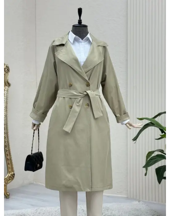 Omarı Detaylı Kemerli Taş Trençkot Modası Yeniden Canlanıyor