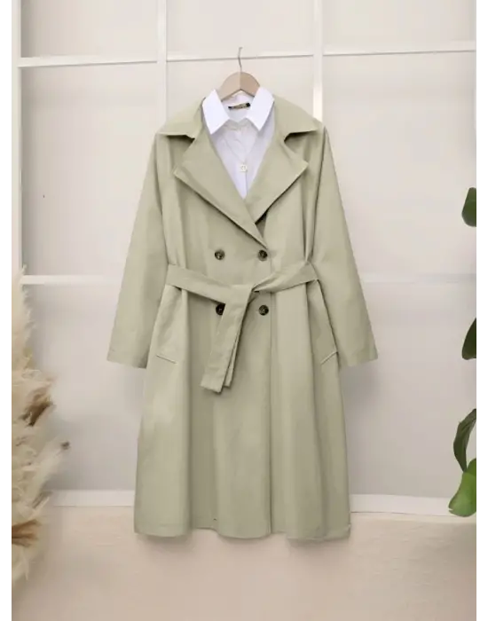 Omarı Detaylı Kemerli Taş Trençkot Modası Yeniden Canlanıyor