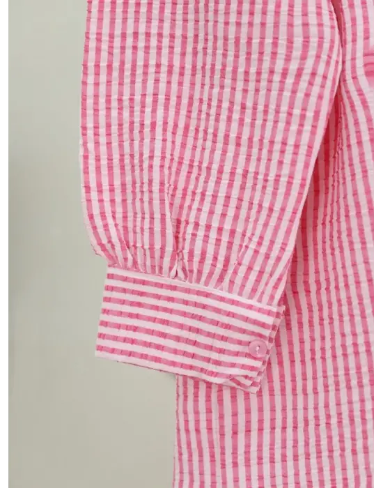 Omarı Pembe Çizgili Boydan Düğmeli Bürümcük Görünümlü Gömlek