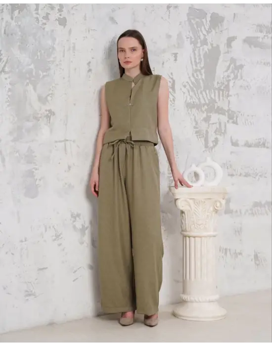 Omarı Haki Broşlu Yelek Pantolon Takımı Elegansıyla Fark Yaratır