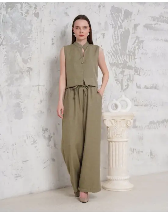 Omarı Haki Broşlu Yelek Pantolon Takımı Elegansıyla Fark Yaratır