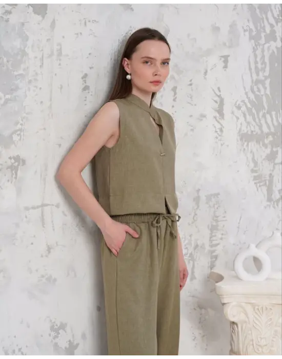 Omarı Haki Broşlu Yelek Pantolon Takımı Elegansıyla Fark Yaratır
