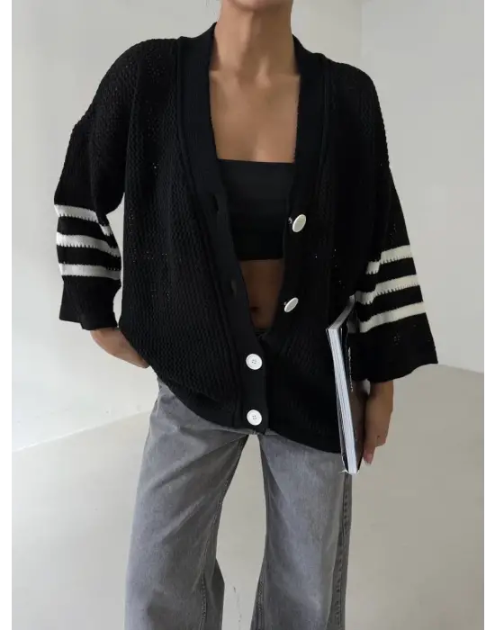 Büyük düğmeli salaş triko hırka siyahbeyaz