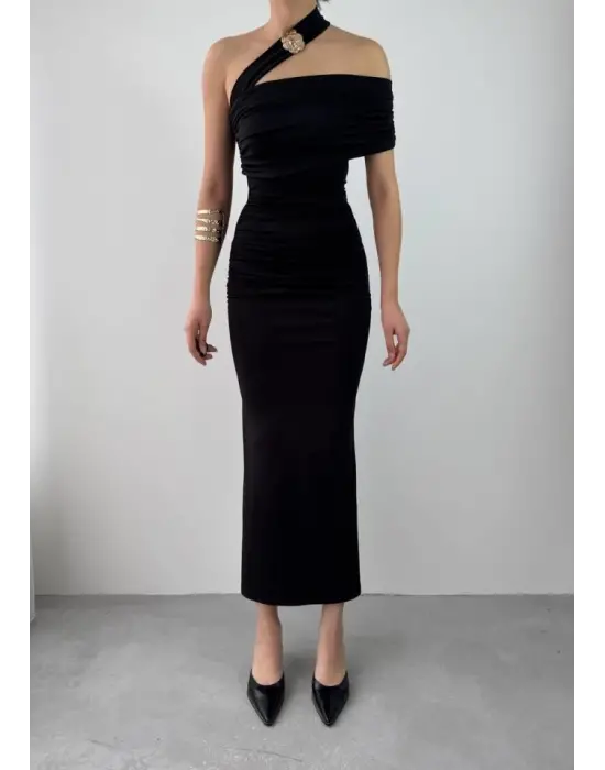 Omarı Çapraz Omuz Tasarımıyla Elegan Elbise