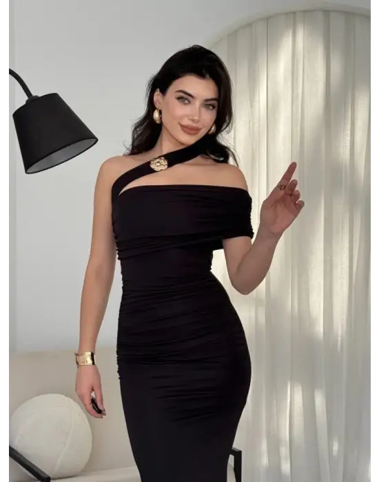 Omarı Çapraz Omuz Tasarımıyla Elegan Elbise