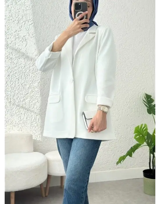 Omarı Hareketli Şıklık: Beyaz Cepli Tek Düğmeli Ceket