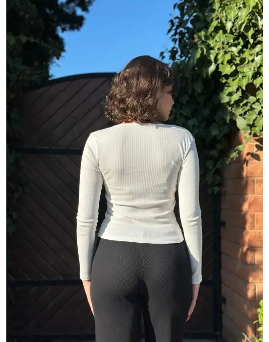 Çerçeve yaka kaşkorse bluz beyaz