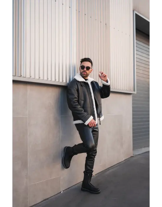 Omarı Siyah Renkli Quebec Erkek Bot